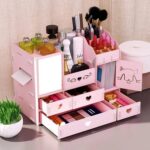 منظم مكياج بمساحات تخزين مختلفة وحامل مناديل مدمج به مراية للمكياج والاكسسوارات والمتعلقات الشخصية - وردي