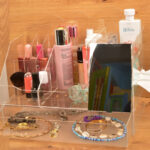 منظم مكياج أكريليك شفاف مع مرآة ودرج – 10 أقسام لحفظ أدوات التجميل، العطور، أحمر الشفاه والمجوهرات – تصميم أنيق لطاولة الزينة أو الحمام